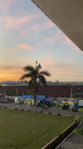 after penurunan bendera merah putih, di suguhkan dengan sunset yang istimewa #sunset #paskibraka #fyp 