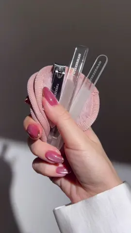 Who else finds that freshly done nails increase their work productivity? 💅💻 Recreate this elegant look for your next in-office team meeting. #officenails #backtoworknails #nailinspo