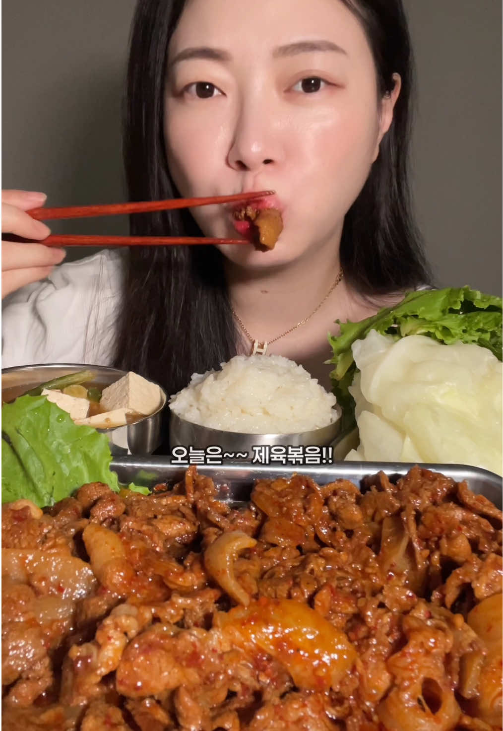 제육볶음 쌈밥 된장국 김치 와 오늘 정말 정말 맛있게 먹었어요ㅠㅠ 양배추쌈이랑 양파쌈은 사랑입니다앙 . . #제육볶음 #mukbang  #asmr  #먹방  #kimchi 