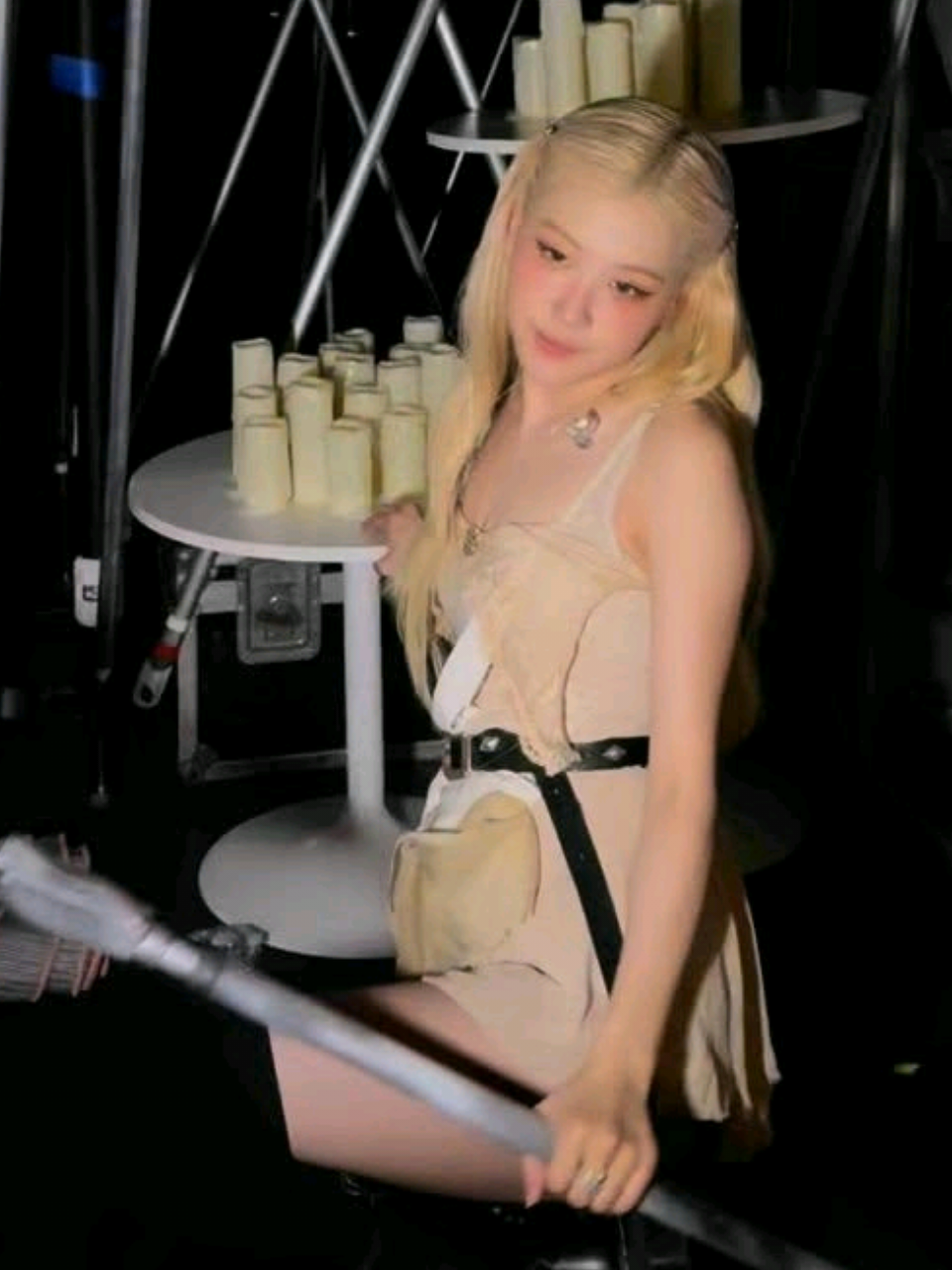 waiting for my fav number one girl, drinks or coffee, gameboy, stay a little longer, not the same, too bad for us! 😗✨️ #ROSÉ #blackpink #fyp #4u #foryoupage #fypage #roséblackpink #roséfancam #roséedit 