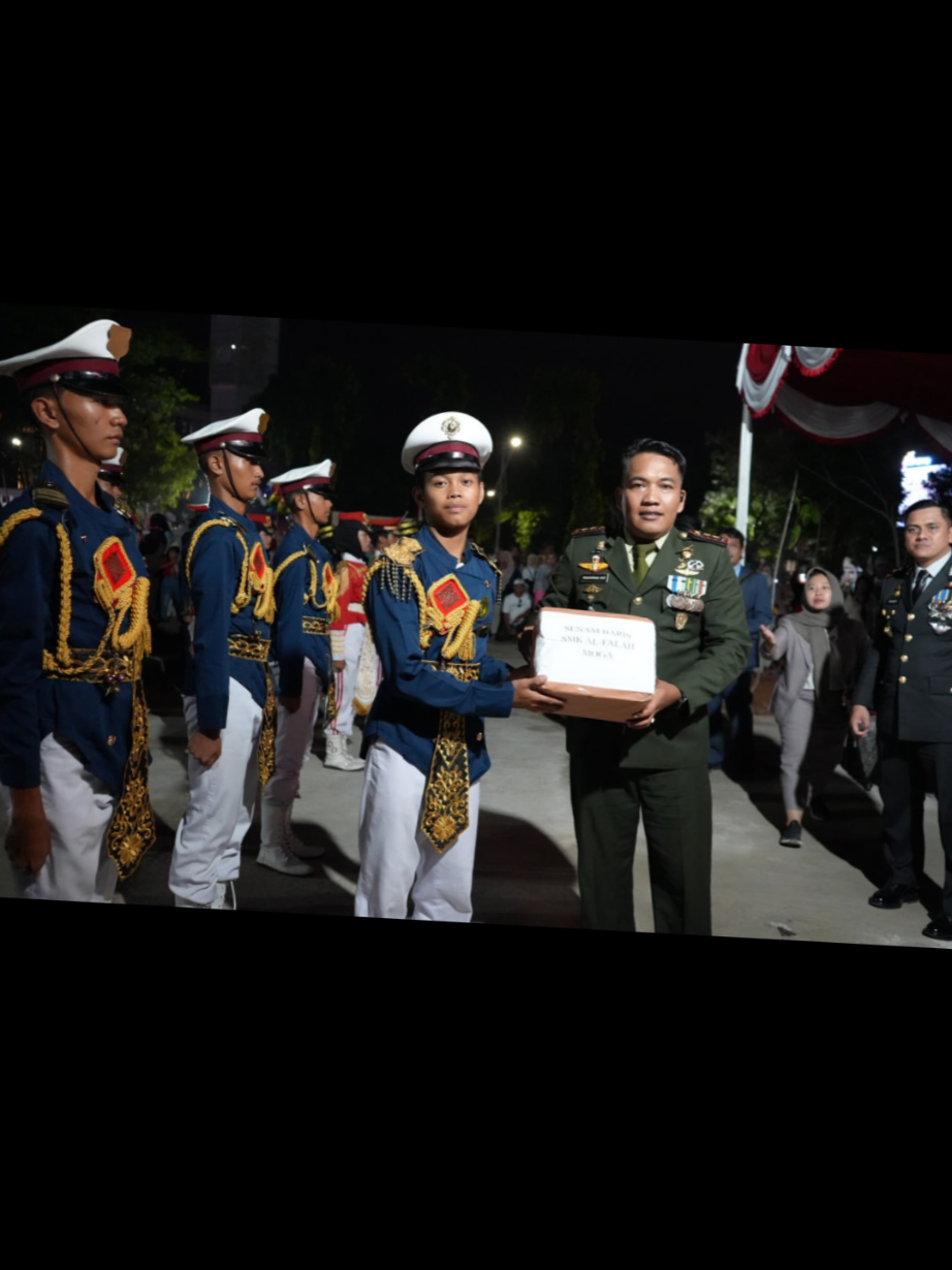 Dandim Pemalang Hadiri Aubade dan Upacara Penurunan Sang Merah Putih Warnai Peringatan HUT ke-80 RI di Kabupaten Pemalang Pemalang – Suasana khidmat menyelimuti Alun-alun Kab. Pemalang pada Minggu sore (17/8/2025), saat digelar Aubade dan Upacara Penurunan Sang Merah Putih dalam rangka memperingati Hari Ulang Tahun (HUT) ke-80 Kemerdekaan Republik Indonesia. Kegiatan ini mengusung tema “Bersatu Berdaulat, Rakyat Sejahtera, Indonesia Maju.” Bupati Pemalang, Anom Widiyantoro, S.H., M.M., bertindak sebagai inspektur upacara, sementara AKP M. Rofik, S.H. selaku Kasat Samapta Polres Pemalang dipercaya menjadi komandan upacara. Rangkaian upacara berlangsung penuh khidmat sejak pukul 16.00 hingga 18.00 WIB, disaksikan ribuan masyarakat yang memadati alun-alun. Turut hadir jajaran Forkopimda Kabupaten Pemalang, di antaranya Wakil Bupati Pemalang Nurkholes, S.H., M.Si., Dandim 0711/Pemalang Letkol Inf M. Arif, S. Hub. Int., Kapolres Pemalang AKBP Rendy Setia Permana, S.I.K., S.H., M.M., Kepala Kejaksaan Negeri Pemalang Muib, S.H., M.H. Li, Ketua Pengadilan Negeri Pemalang Hasrawati Yunus, S.H., M.H., Ketua Pengadilan Agama Pemalang Salahuddin Sibaga Bariang, S.H., M.H., serta Sekda Kabupaten Pemalang Heriyanto, S.Pd., M.Si.. Hadir pula perwakilan TNI AL, TNI AU, jajaran OPD, PJU Polres, Ketua TP PKK Kabupaten Pemalang dr. Noor Faizah Maenofie, M.Kes., tokoh agama, tokoh masyarakat, tokoh pemuda, serta tamu undangan lainnya. Upacara juga melibatkan pasukan dari berbagai unsur, di antaranya TNI, Polri, organisasi masyarakat, pelajar, hingga pramuka, yang membentuk barisan dengan rapi. Pasukan upacara terdiri dari unit Korsik Pemda Pemalang, satuan Kodim 0711/Pemalang, TNI AL, TNI AU, Polres Pemalang, organisasi profesi guru, organisasi kepemudaan, hingga 3 SST OSIS SLTA dan 3 SST Pramuka Penegak. Rangkaian acara berlangsung dengan tertib, dimulai dari penghormatan pasukan kepada inspektur upacara, laporan komandan upacara, pembacaan Ikrar Pelajar Indonesia, penurunan bendera Merah Putih, pengumandangan lagu “Andhika Bhayangkari”, hingga penutupan dengan penghormatan terakhir pasukan. Kegiatan Aubade dan penurunan Sang Merah Putih ini tidak hanya menjadi momen sakral untuk mengenang jasa para pahlawan, tetapi juga menjadi pengingat pentingnya persatuan seluruh elemen masyarakat demi mewujudkan Indonesia yang maju dan sejahtera. #penrem071_wijayakusuma #kodam_diponegoro #pendam_4_diponegoro #tni_angkatan_darat #dispenad       