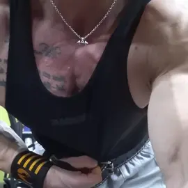 Julia  #flex #muscle #musclemommy #muscles #bodybuilding #volimzenerazvijene #biceps #pecs #strong #pecsbounce