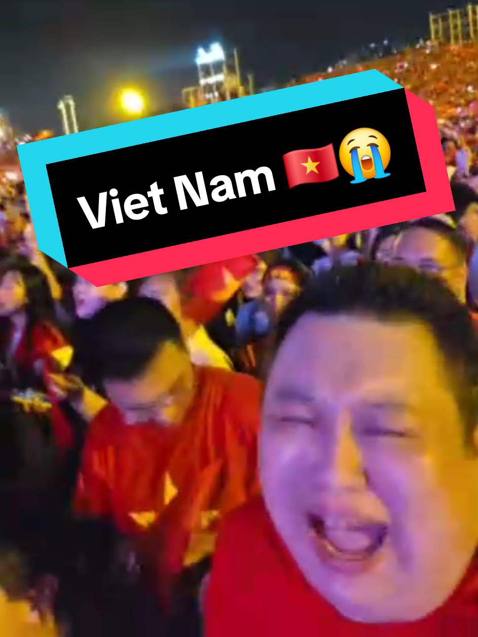 Dù chất lượng hình ảnh có tệ đến đâu thì làn sóng cảm xúc vẫn không bao giờ phai nhạt. Tôi cũng là người Việt Nam. 🇻🇳😭 #nguoivietnam #dragonkim #vietnammuonnam🇻🇳 