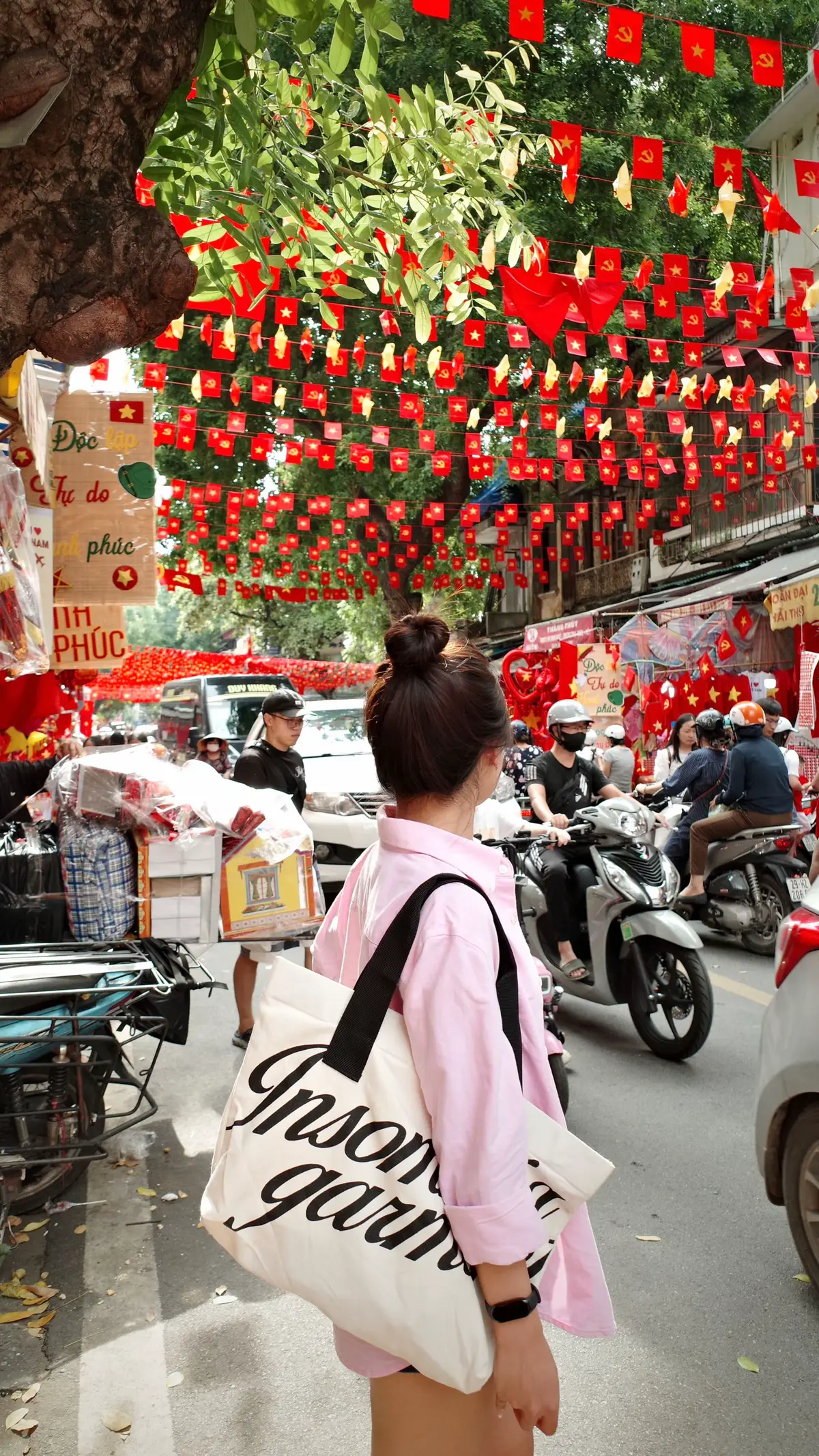 Hàng Mã rực rỡ sắc cờ lắm rùi. Ôi tôi yêu cái thành phố này quá 😭