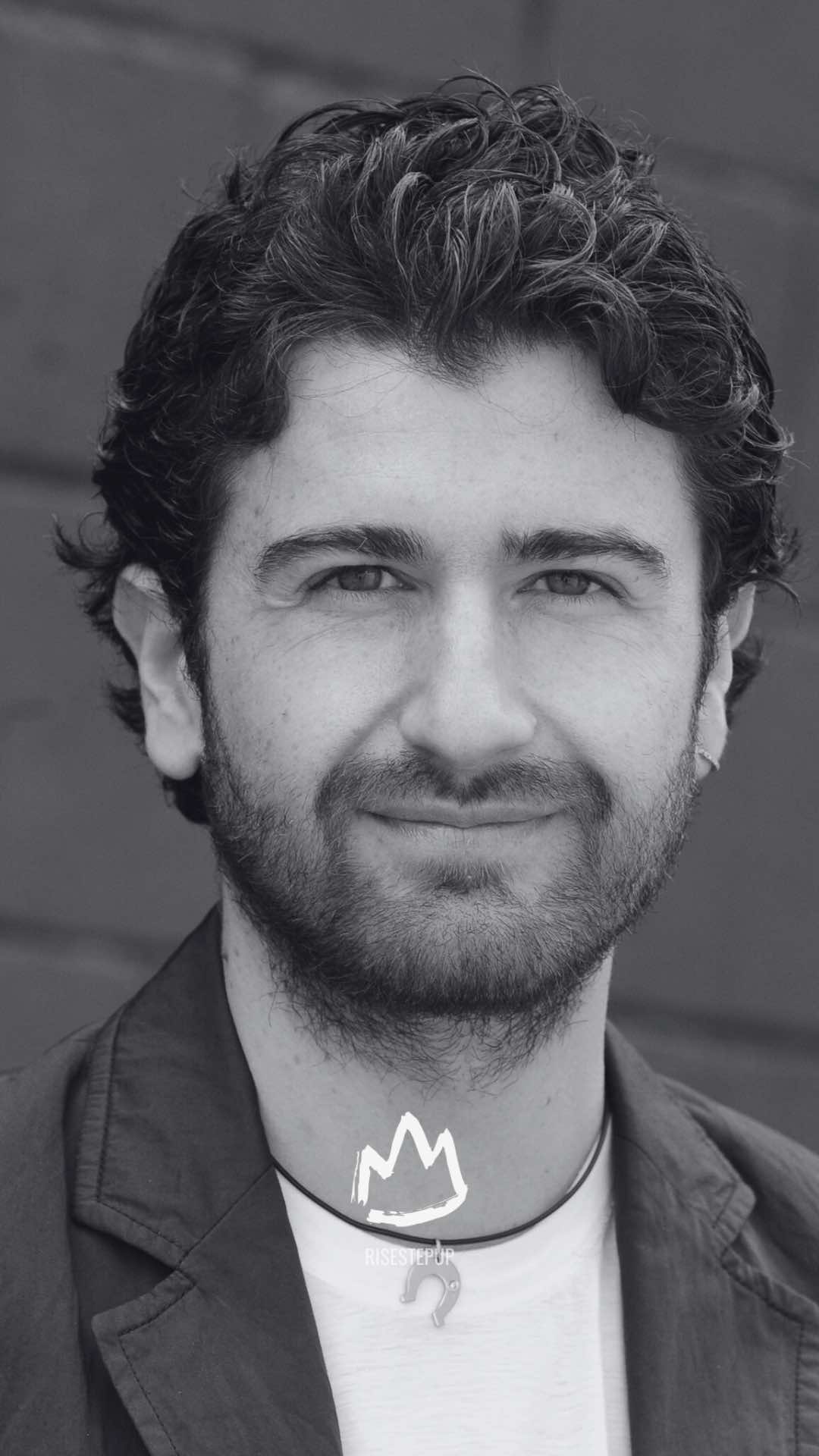 “Sei d’accordo? Commenta ‘SÌ’ o ‘NO’!”✍🏼💬 ———————————— 🎙️: Alessandro Siani ———————————— 👉🏻Ricondividici nelle tue stories! 👉🏻Segui @risestepup per altri contenuti! #successo #motivazione #crescitapersonale #mentalità