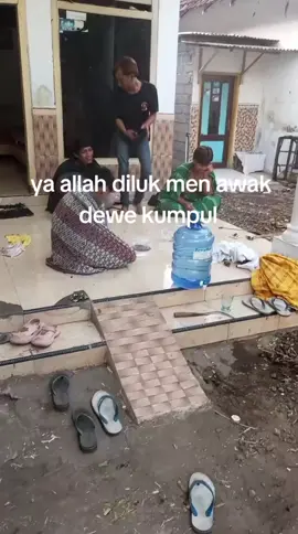 Vidio pemuda asal lumajang sebelum mengalami kecelakaan di JLS puger kemaren🙏🙏. 10 pemuda menaiki tosa Empat orang warga Kabupaten Lumajang, Jawa Timur, men!ngg4l dunia dalam kecelakaan lalu lintas di jalur lintas selatan (JLS) Dusun Kalimalang, Desa Mojomulyo Kecamatan Puger, Kabupaten Jember, Sabtu (16/8/2025), Empat orang yang meningg4l tersebut berjenis kelamin pria, yakni Novan (16), pelajar dari Kecamatan Wonokerto; Nabil (16), pelajar dari Kecamatan Tekung; Faris Alfarisi (16), pelajar dari Kecamatan Wonokerto, dan Fatah Annur Rozak (16), warga Kecamatan Wonokerto. Sementara Wahyu Ramadan (16), warga Kecamatan Wonokerto mengalami lvka berat dan diraw4t di Puskesmas Kasiyan, Puger. Lima orang pria lainnya yang juga warga Kecamatan Wonokerto mengalami lvka ringan dan dirawat di Puskesmas Kasiyan. Mereka adalah Hendika Irfan Mahfud (16), Ahmad Felix (16), Bima Saputra (16), Iqbal Aldiansyah (16), dan Hadi. Kec3lak4an terjadi sekitar pukul 14.00 WIB. Saat itu, kendaraan sepeda motor Tossa Triseda bernopol : N 2314 YBD yang dikemudikan Novan melaju dengan membawa sembilan orang penumpang dari arah timur ke barat menyusuri jalan umum jurusan Puger-Mojomulyo.  “Mereka hendak pulang ke Lumajang setelah main layang-layang di Puger,” kata Kepala Unit Penegakkan Hukum Satuan Lalu Lintas Kepolisian Resor Jember Inspektur Dua Tommy Nur Alamsyah. Penuhnya muatan m4nusia di bak Tossa, membuat kendaraan berjalan oleng. Sesampainya di depan rumah Pak Satuman, Novan tidak bisa menguasai kendaraan dan kehilangan keseimbangan saat berbelok ke kiri. Dalam keadaan oleng ke kanan, dari arah berlawanan melajulah sebuah truk tronton bernopol : AE 8498 NI yang dikemudikan Darul Arafat (37), warga Kecamatan Kanigoro, Blitar. “Truk ini hendak mengambil muatan di Puger,” kata Tommy. Tabrakan tak terelakkan. “Muatan Tossa terlalu banyak dan bukan peruntukkanya. Prediksi kami, dengan kecepatan 70 kilometer per jam tidak bisa terkontrol dan menabrak truk,” kata Tommy. Novan yang mengemudikan Tossa m3ningg4l dun!a di lokasi dalam keadaan mengalami lvka bak4r. Sementara tiga orang korban lainnya men!ngg4l dvn!a di Puskesmas.