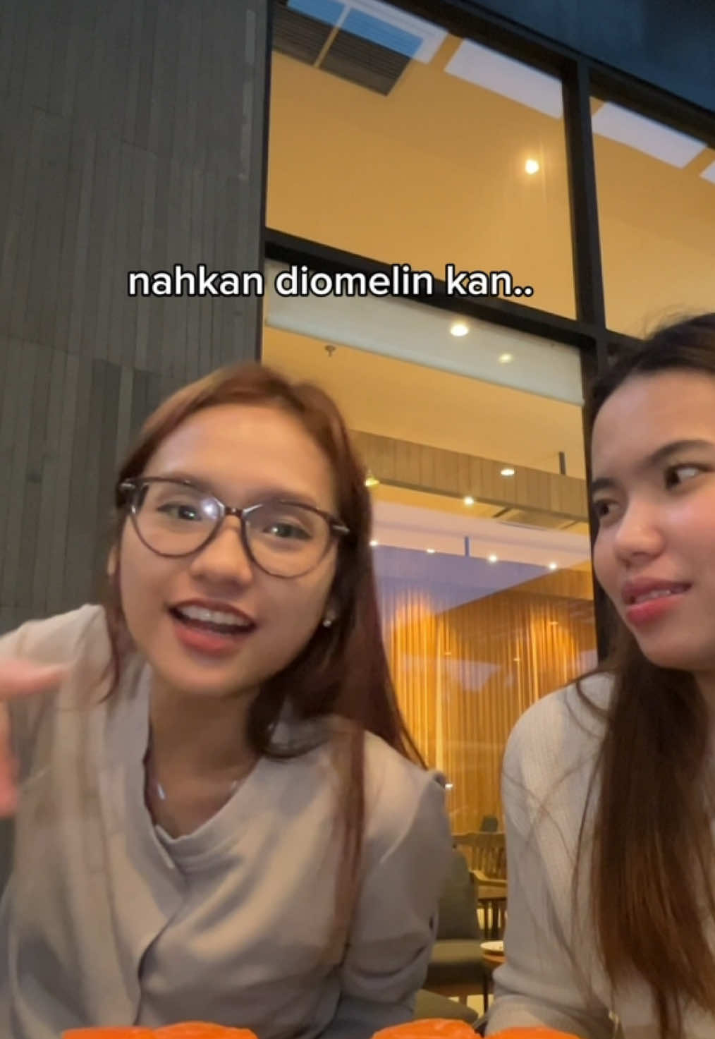 HAHAHA lama bgt part 2 nya, maafin🫶🏻 tapi diliat2 kita kayak org aneh gak sih guys?🙂