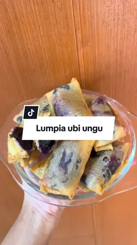 Lumpia ubi ungu 🍠 Bahan :  • Ubi ungu yg sudah di rebus (haluskan) • kulit lumpia  • adonan terigu sebagai perekat  • coklat batang untuk isian ubi Tinggal gulung ubi di kulit lumpia, lalu goreng pakai api kecil biar ga gosong #lumpiaubiungu #fypシ #ubiungu #resepsimple #idejualan 