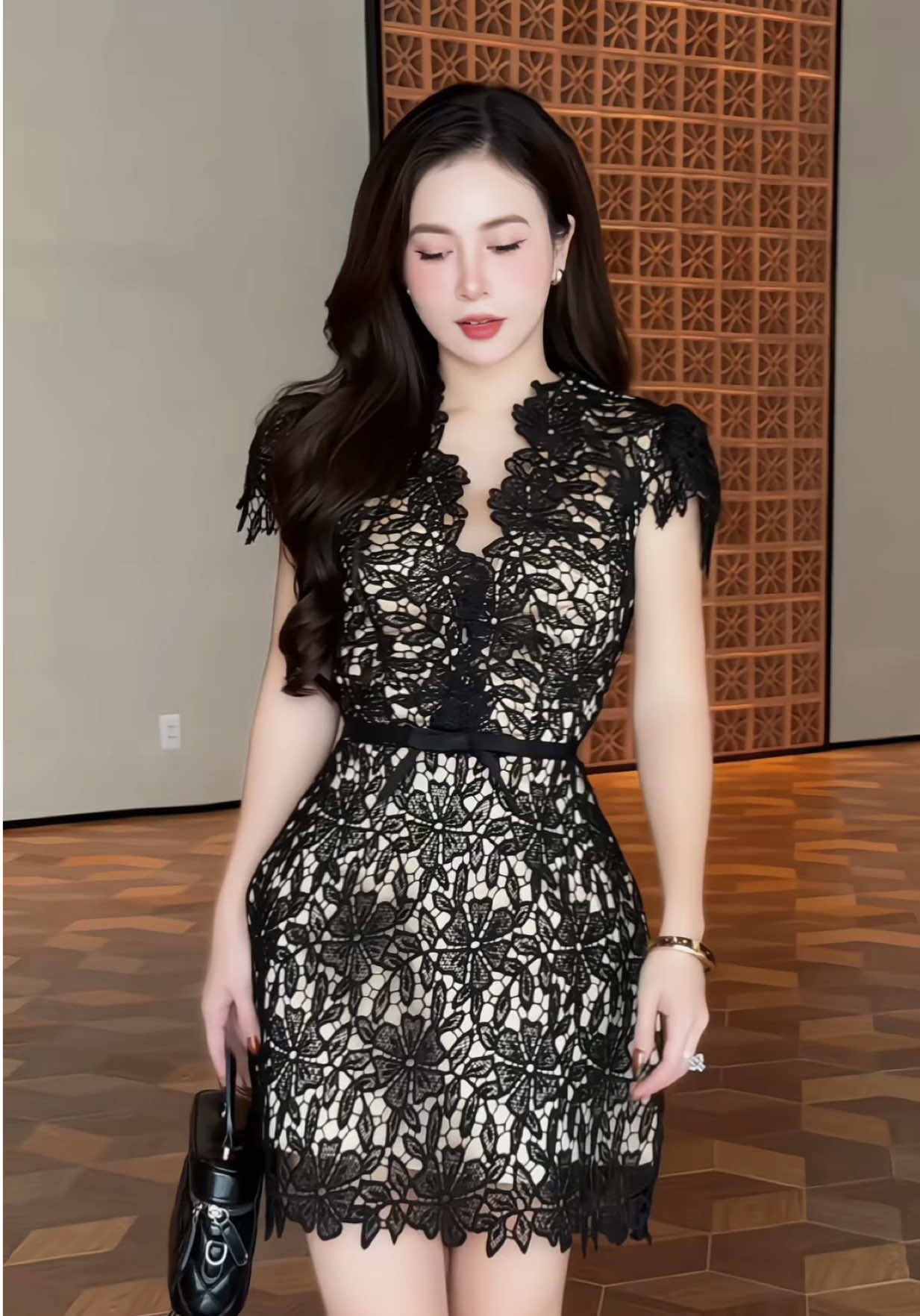 Thuỷ tinh thì dễ vỡ, còn e thì dễ thương 🥰 #xuhuong #lyna_vaythietke #thoitrang #vaydep 