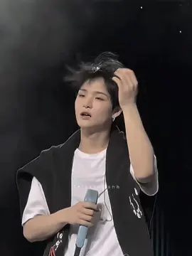 POV : Kalian lagi duduk di salah satu café langganan tongkrongan Jihoon dan anak-anak TREASURE. Dari luar, keliatannya biasa aja. Kamu duduk di sebelah Junkyu, ketawa-ketawa tiap dia ngelucu. Padahal, dari tadi kamu bisa ngerasa tatapan Jihoon panas banget ke arah kalian. Jihoon diem. Nggak banyak ngomong sepanjang nongkrong. Sesekali senyum tipis kalau ada yang lempar jokes, tapi matanya nggak lepas ngeliatin kamu sama Junkyu. Anak-anak yang lain malah sempet ngeledek, 