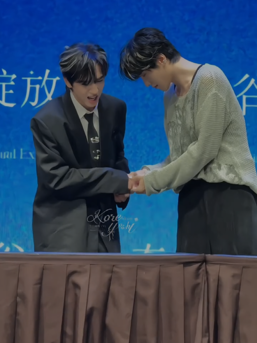 25.08.17 Waktu sesi hi-touch sama fans, ada salah satu fans genggam kuat tangan xuancheng. xuancheng reflek kesakitan(mungkin terlalu kencang genggam tangannya). Zhan Xuan reflek pegang tangan adek, biar ga kesakitan🤭🤭 #ZhanXuan #LiuXuanCheng #SparkleMagicinBKK #ZhanXuanxLiuXuanchenginBangkok #fyp 