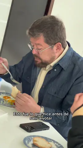 Antes de salir a votar disfruté el mejor desayuno… no por la comida, sino por la compañía de varias de las personas más importantes en mi vida. Mi hermosa hija, mis nietas y mi amada esposa. Con la mejor música, en el día mas importante de mi vida. #100díascarajo💯 #samueldoriamedina #bolivia🇧🇴 #elecciones 