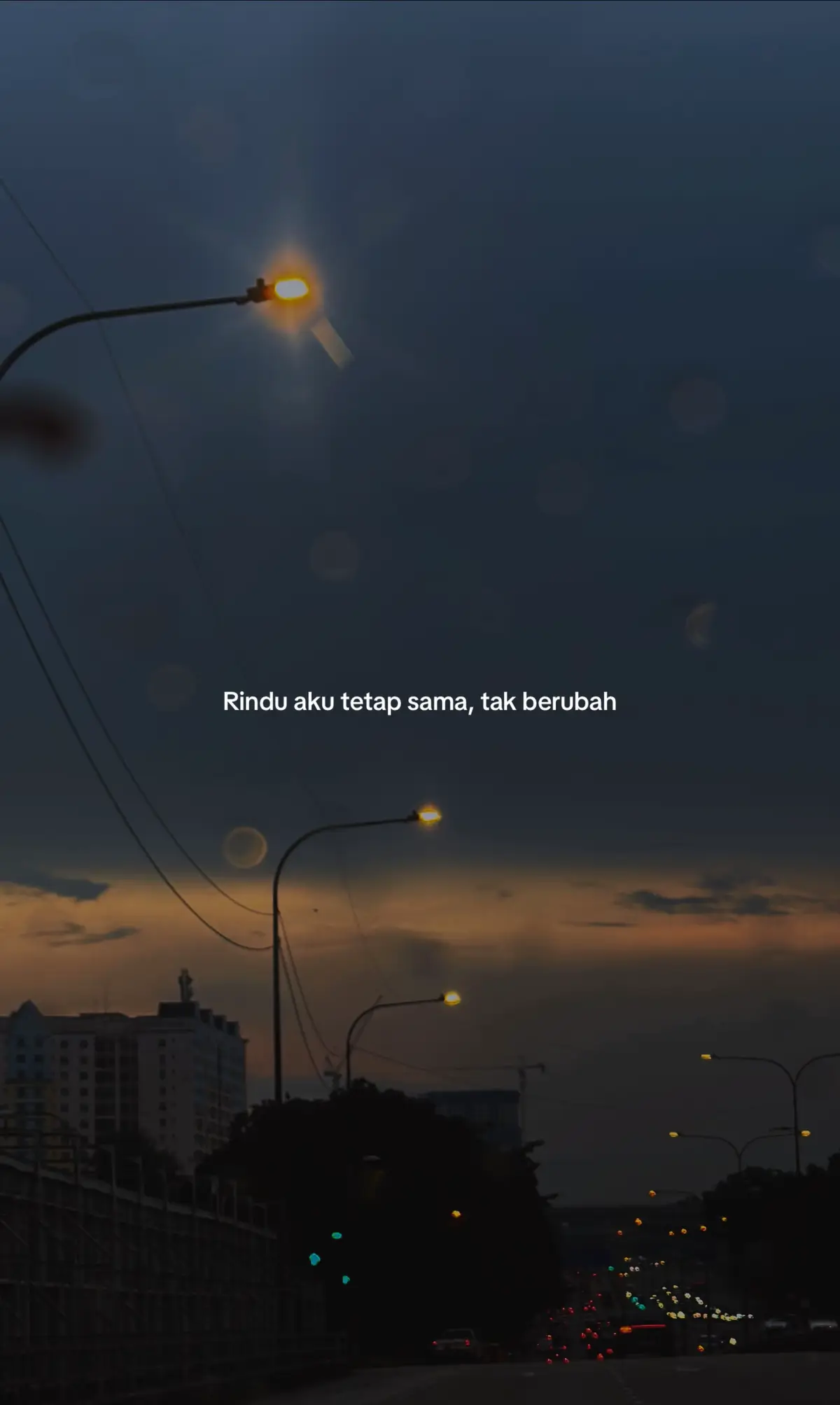 Rindu tak kenal jarak, tak tunduk pada waktu. Dia tetap sama tak berubah. 