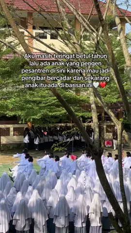 Dia mau mondok karena liat konten viral paskibra bercadar tahun lalu yg aku share❤️ Ada yg tau namanya siapa? komen yaa #pengibaranbendera #harikemerdekaan #paskibrabercadar #17agustus2025 #pesantrenidrisiyyah 