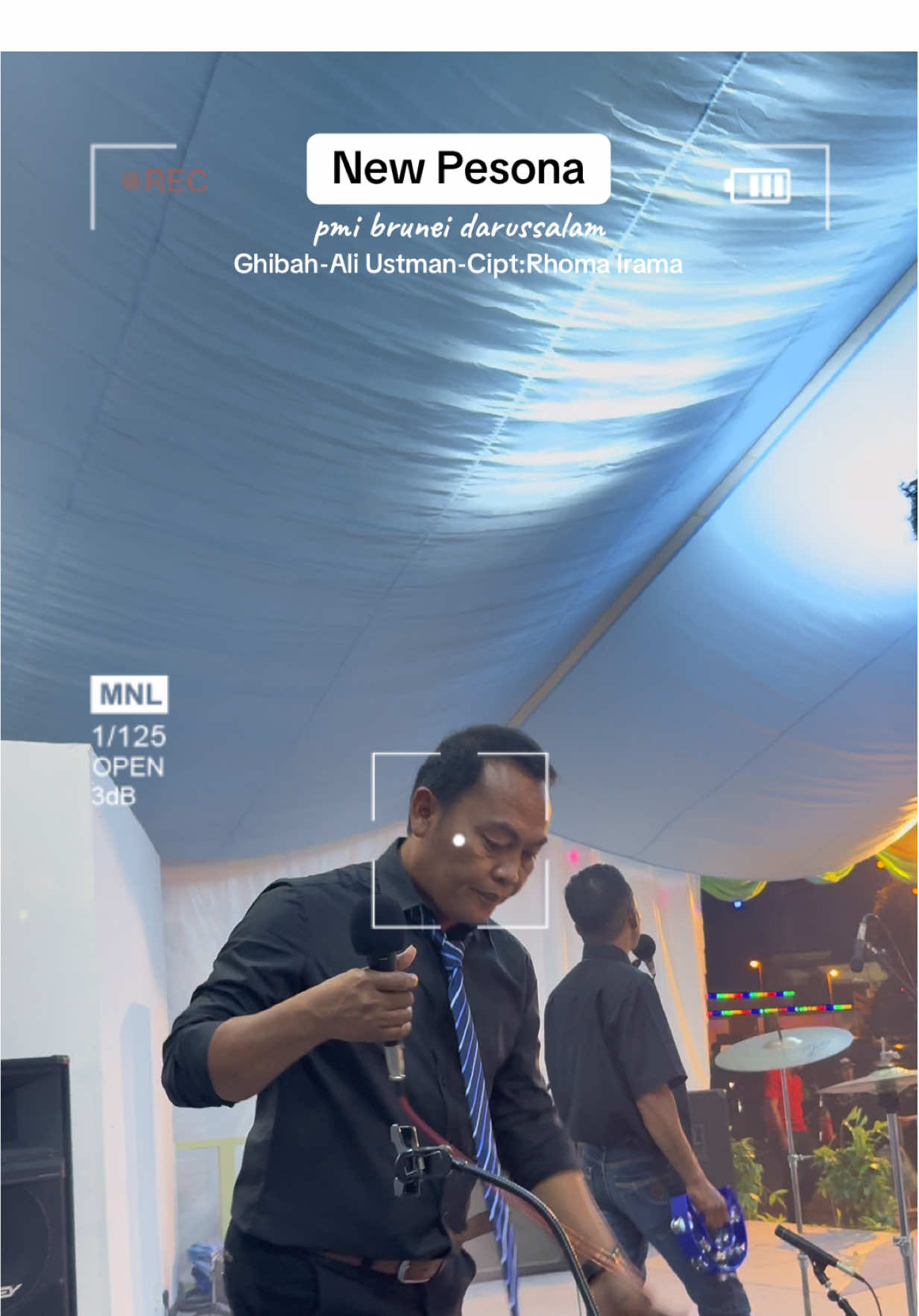 Ghibah-Ali Ustman-Cipt:Rhoma Irama New Pesona pmi Brunei Darussalam @Ali Ustman @padangtutong16/8/2025#fypage #beranda #masukberandafyp #newpesonapmi🇧🇳 #indonesia🇮🇩brunei🇧🇳  Lirik: Mengapa kau suka Membukakan aib sesama? Ke sana kemari Kau cerita keburukannya Semut yang di seberang lautan Jelas kelihatan Tapi gajah di pelupuk mata Tiada kelihatan Ah, keterlaluan Janganlah kau sibuk Mencari kelemahan orang Periksa dirimu Masih adakah kekurangan Semut yang di seberang lautan Jelas kelihatan Tapi gajah di pelupuk mata Tiada kelihatan Ah, keterlaluan Bila engkau tahu Ruginya menggunjing orang Pasti kau tak mau Untuk melakukan itu Maukah kautanggung Dosa dari orang lain Sedangkan pahalamu Kauberikan kepadanya? Jangan Anda Berbuat gibah Mengapa kau suka Membukakan aib sesama? Ke sana kemari Kau cerita keburukannya Semut yang di seberang lautan Jelas kelihatan Tapi gajah di pelupuk mata Tiada kelihatan Ah, keterlaluan Siapa yang suka Membuka aib temannya Berarti dirinya Lebih hina dan tercela Siapa yang suka Menggunjingkan sesamanya Berarti dia suka Makan bangkai saudaranya Jangan Anda Berbuat gibah Janganlah kau sibuk Mencari kelemahan orang Periksa dirimu Masih adakah kekurangan Semut yang di seberang lautan Jelas kelihatan Tapi gajah di pelupuk mata Tiada kelihatan Ah, keterlaluan