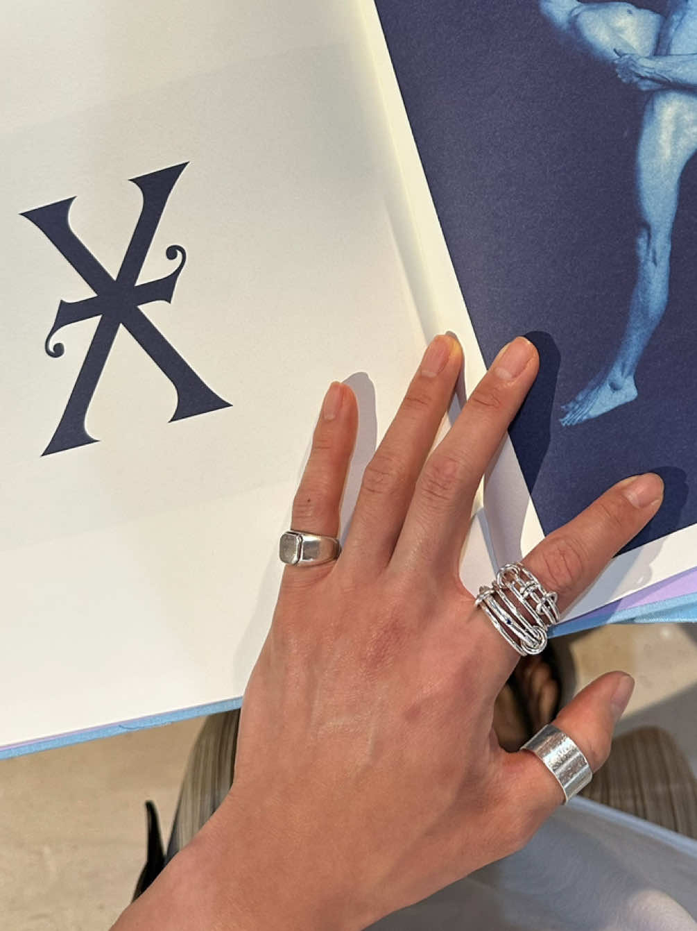 My everyday set of rings 🖤 I love how personal and curated signature jewelry can be, so I wanted to share some of my own. #mensjewelry #silverjewelry #925silverjewelry  #spinellikilcollin #ringstack 