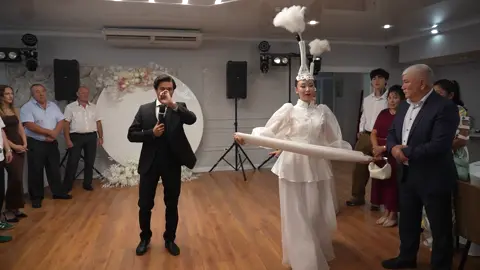 В продолжение темы беташар.  Я считаю себя мастером по смешанным свадьбам: русско-казахские, казахско-русские, казахско-татарские, татарско-русские - даже бурятско-казахскую проводил!  Кто-то скажет: «Да это же не настоящий беташар! Его нужно вести строго на казахском под домбру!» А я думаю иначе. Если бы я так делал, большинство гостей просто не поняли бы что происходит. И молодожены бы сказали «Зачем нам это?» и отказались от традиции совсем. А так - люди видят красоту и глубокий смысл. Поэтому у меня беташар заказывают даже на совсем не казахских свадьбах. Вот это я считаю настоящим сохранением традиции - когда она живая, когда ее хотят повторять. Главное не форма, а суть: невесту представляют семье жениха, соединяют два рода. И ради этого стоит немного адаптивным, согласны? Банкетный зал @almaz_avokado_oblaka_omsk  За видео отдельное спасибо @konstantin_kuznecov55  Диджей @_mangr3l