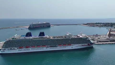 my home for two weeks! look at the size of it!! 😲🛳🌞🏝 #pandocruises #cruiseship #cruise #dronevideo #dji @P&O Cruises 
