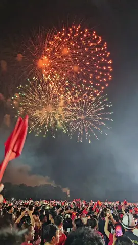 Bác nào đang ở concert mềnh đi bão đêm đi ạ. Lần đầu đu concert và đã thành công. Concert Tự hào là người Việt Nam 17.08.2025 #xuhuong #concert #tuhaolanguoivietnam #a80 #cachmangthang8 