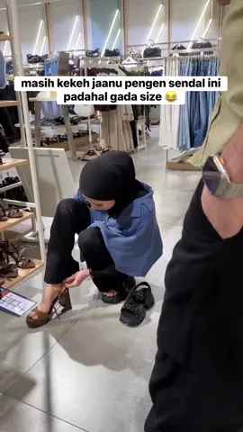 Diam diam ada yg mantau 🫢 dibilang pendek eh mau beli heels biar tinggian sikit badannya🤏🏻🤣🤣🤣 #elvyaabdullah #akashellahi #prindavan #perkakas #usmanellahi00 
