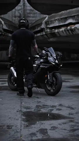 Your date is waiting 🌝 #yamahar1 #biker #bikelover #motorcycle #BookTok 
