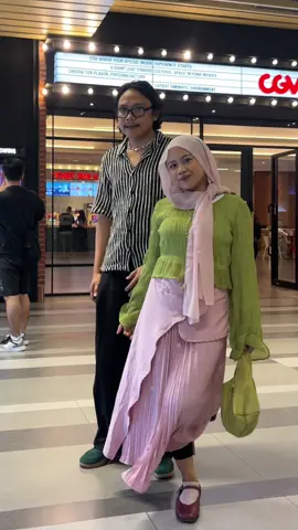 our fits buat nonton demon slayerrr 🖤🤍🩷💚 #demonslayer #mitsurikanroji #iguroobanai #outfitideas #couple 