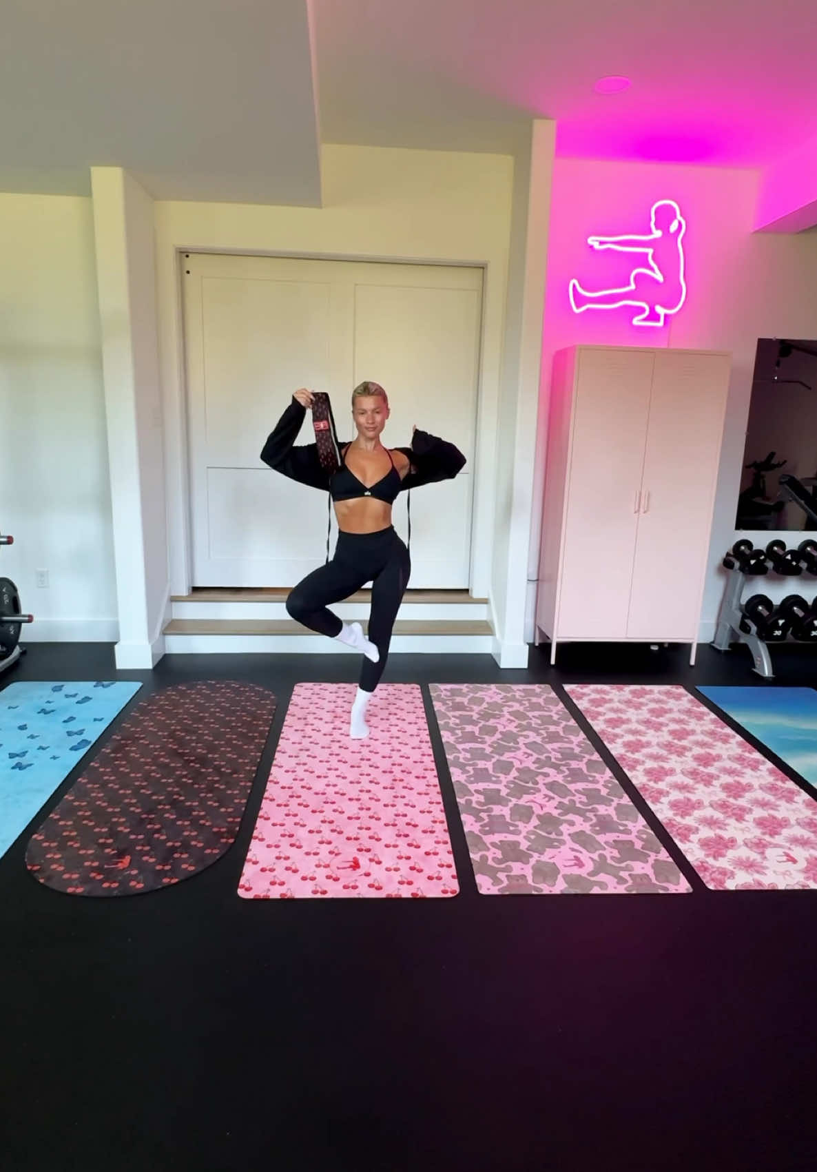 But have you seen cuter workout mats in your life?!?🤭🤭👏🏼👀 #suziebfitness #yogaflow #yogamat #pilatesprincess #pilatesworkout #homeworkout #homeworkoutsforwomen 