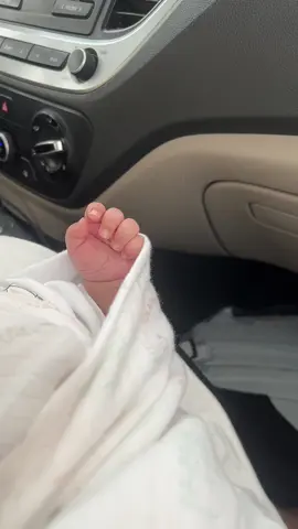 والعيون مليئة بالمسافات ، ‏جئتِ بعد أنتظار و ألف منفى ꨄ