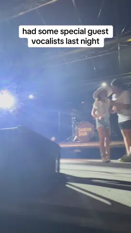 yall can sing with me anytime 🤘#jacksondean #heavenstobetsy #onthebackofmydreamstour 