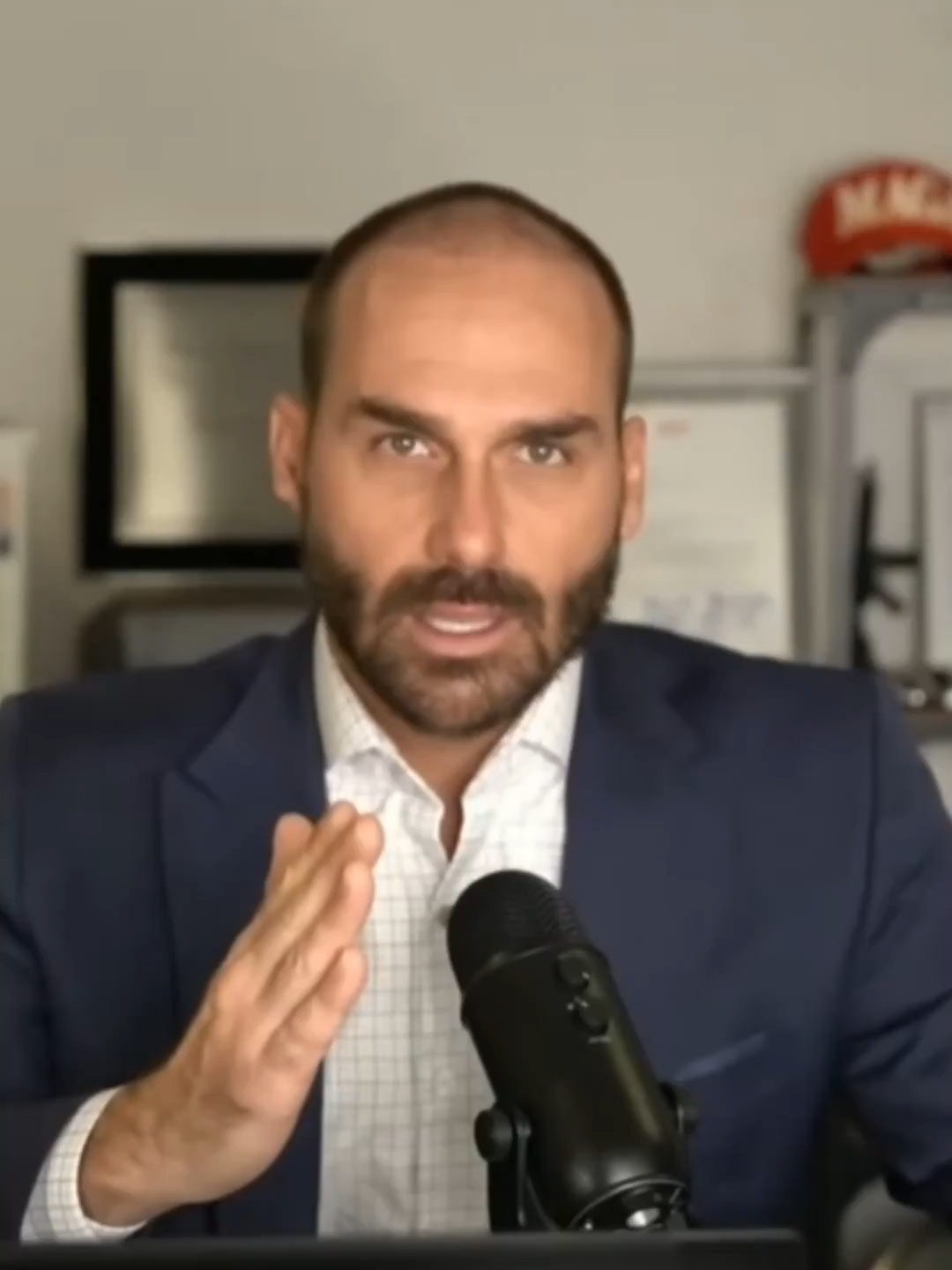 Eduardo Bolsonaro alerta: