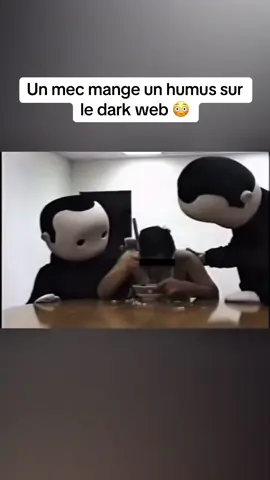 Un homme est filmé sur le dark web en train de manger quelque chose d’étrange, entouré de deux personnes. Une scène mystérieuse et inquiétante qui laisse planer le doute sur ce qu’il dévore réellement.                                       #paranormal #frisson #horreur #tiktokfr #darkweb 