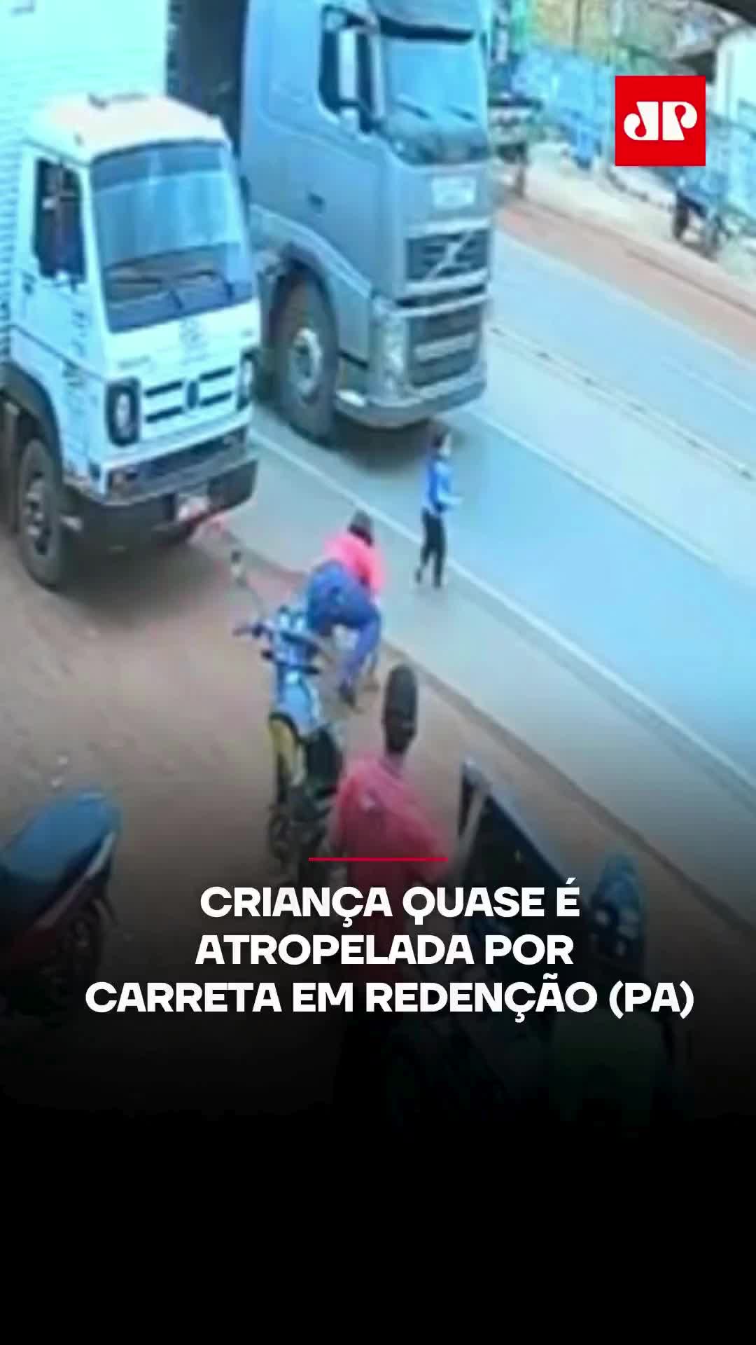 Câmeras de segurança registraram o momento em que uma criança quase foi atropelada por uma carreta em Redenção (PA), na quinta-feira (14). A criança recuou a tempo e o pai conseguiu retirar o filho a tempo, evitando a tragédia. A criança não sofreu ferimentos. 📺 Confira na JP News e Panflix 📌 Siga o nosso perfil @jovempannews #Redenção #Pará #Acidente #Criança #Carreta #Segurança