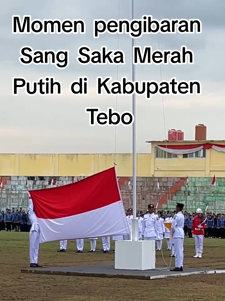 Momen khidmat pengibaran Sang Saka Merah Putih di Kabupaten Tebo, dalam rangka HUT ke-80 Kemerdekaan RI. Semangat perjuangan terus berkibar, Indonesia terus melaju! #HUTRI80 #Tebo #MerahPutihBerkibar #DirgahayuIndonesia #IndonesiaMaju 