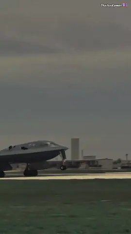 Northrop B-2 Spirit | บี-2 สปีริท 🇺🇸✈️  เป็นเครื่องบินทิ้งระเบิดหนักทางยุทธศาสตร์ของกองทัพอากาศสหรัฐ ซึ่งมีความสามารถในการล่องหนจากสัญญาณเรดาร์ (สเตลธ์) ส่งผลให้มันสามารถฝ่าแนวป้องกันภัยทางอากาศของข้าศึกเข้าไปทิ้งระเบิดในที่ใดก็ได้ของโลกโดยไม่ถูกตรวจพบ นอกจากนี้ยังเป็นอากาศยานที่มีราคาสูงที่สุดของโลกตั้งแต่มีการผลิตขึ้นมา ตกลำละกว่า 2.13 พันล้านดอลลาร์ (ประมาณเจ็ดหมื่นล้านบาท) และมีการผลิตเพียงแค่ 20 ลำเท่านั้น ทั้งหมดประจำการในกองทัพอากาศสหรัฐ #b2spirit #usa #กองทัพอากาศสหรัฐฯ  #เครื่องบินทิ้งระเบิดล่องหน #stealth 