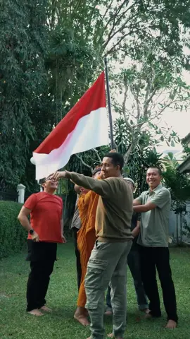 Indonesia lahir dari semangat perjuangan dan kebersamaan orang-orang yang berbeda beda suku, beda agama, beda pandangan—namun satu tujuan Kita bisa berbeda rumah ibadah, tapi tetap satu tanah air. Merdeka itu ketika semua orang merasa aman berdoa menurut keyakinannya, dan kita bisa saling menghargai meski tak selalu sepaham. Dirgahayu Indonesiaku! Mari jaga semangat toleransi dan cinta tanah air, setiap hari, bukan hanya hari ini. 🇮🇩❤️