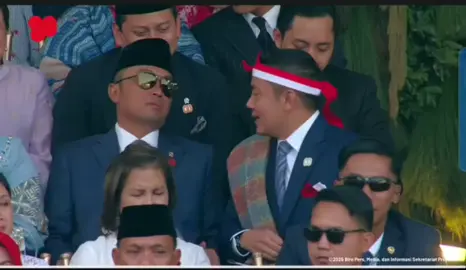 Seskab Teddy dalam Upacara Penurunan Sang Saka Merah Putih 🇮🇩 Pakai adat batak Pak teddy ✨️🤩 #TIW #sekrstariskabinet #mayorteddy #prasetyaa😎 #fypシ゚ 