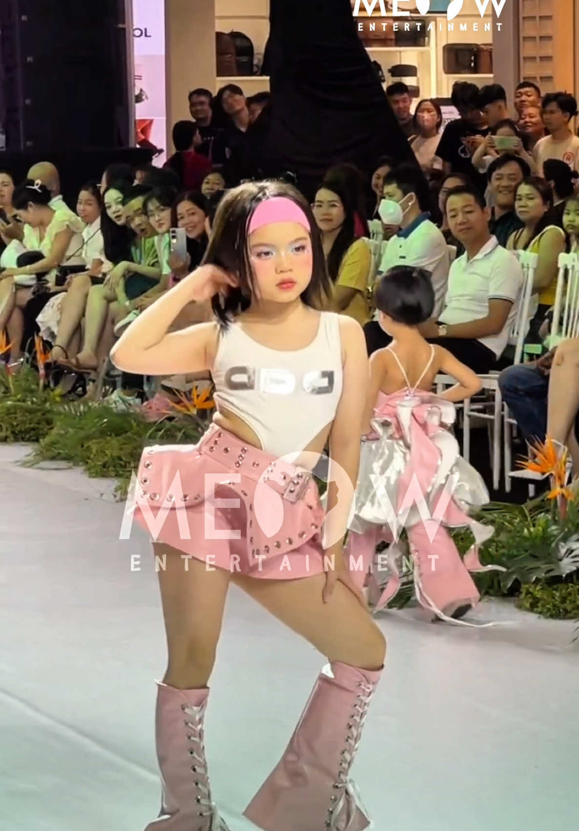 Mẫu nhí với pha tạo dáng slay cỡ này tại show Destination Runway Fashion Week chủ đề 
