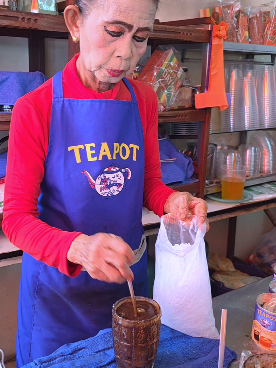 กาแฟโบราณหวานน้อยค่ะ❎️ กาแฟโบราณหวาน100%ค่ะป้านิด✅️ ร้านป้านิดปากแดง กาแฟโบราณ ที่ ใกล้ศาลเจ้าพ่อเสือ ถนน มหรรณพ แขวงเสาชิงช้า เขตพระนคร #กรุงเทพมหานคร ทุกวัน 06.00-15.00น. #Streetfood #ร้านน้ำป้าปากแดง #กาแฟโบราณ #โมมากิน 