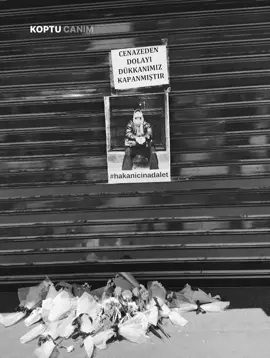 Bazen kapanan bir kepenk, sadece bir dükkânın değil; bir ömrün, bir ailenin umutlarının da kapanışıdır. Arkasında derin bir sessizlik, yere bırakılmış birkaç çiçek ve herkesin kalbinde yankılanan adalet arayışı kalır. “Cenazeden dolayı dükkânımız kapanmıştır” yazısı, basit bir not değil; aslında yüreklerin taşıyamadığı bir çığlıktır. O çiçekler, bir mezarın başına değil, vicdanların en derin köşesine bırakılır. Ve unutulmamalıdır ki; kapanan her kepenk bir suskunluk değil, daha da büyüyen bir haykırıştır. Çünkü adalet er ya da geç gelir, karanlık sonsuza kadar sürmez. O kepenkler bir gün yeniden açılır; ama bu kez sadece bir dükkân için değil, adaletin ışığı için açılır #hakançakıriçinadalet #susma #keşfetbeniöneçıkar #keşfet #fyppppppppppppppppppppppp 