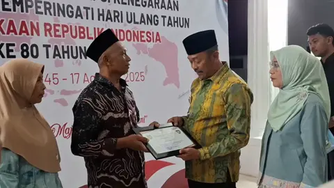Malam Momen Resepsi Kenegaraan, Bupati berikan penghargaan serta tali asih kepada Orangtua Almh Diva Febriani #divafebriani #paskibra #bupati #madina @H. Saipullah Nasution SH.MM @ALI MUTIARA @uli rangkuti @Hamzah @BA 74 RA @Yuliaelzi @Andi Situmorang @al @Rini Munthe 