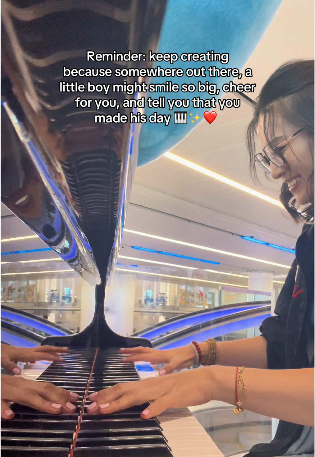 I love airport pianos and the random smiles they bring 🎹✈️✨ #fyp #Love #piano 