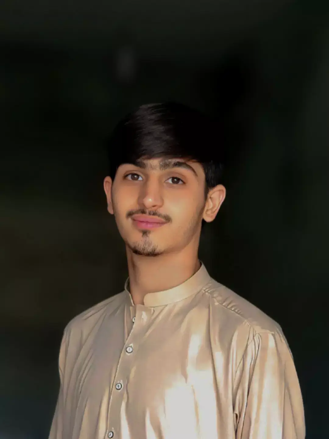 شپه په و تو شوه ډيوه مړه شوه اوس دې نه راځي څوک د انتظار جذبه سره شوه اوس دې نه راځي څوک ما وې چې را به شي د ستوريو د پیغور به نه شم بيگاه چې هغسې ونه شوه اوس دې نه راځي څوک پرون رانغله چې د نه راتلو جواز يې نه و وفا چې يو ځلې پيکه شوه اوس دې نه راځي څوک د تنهایی په غېږ کې خوښه شوه قرار يې وموند ارزو سندره شوه تپه شوه اوس دې نه راځی څوک هسې نه داغ شي د د ښکلا د تقدس په لمن مينه شكي شوه کنکوسه شوه اوس دې نه راځي څوک په ډېرو تېروتمه ډېر یاران می و پیژنده د هر اشنا مې خوا مړه شوه اوس دې نه راځي څوک میکده ورانه شوه زره روغ شو لاړ په خود شو جنون د رقیبانو خوا سړه شوه اوس دې نه راځي څوک صاحب شاہ صابر