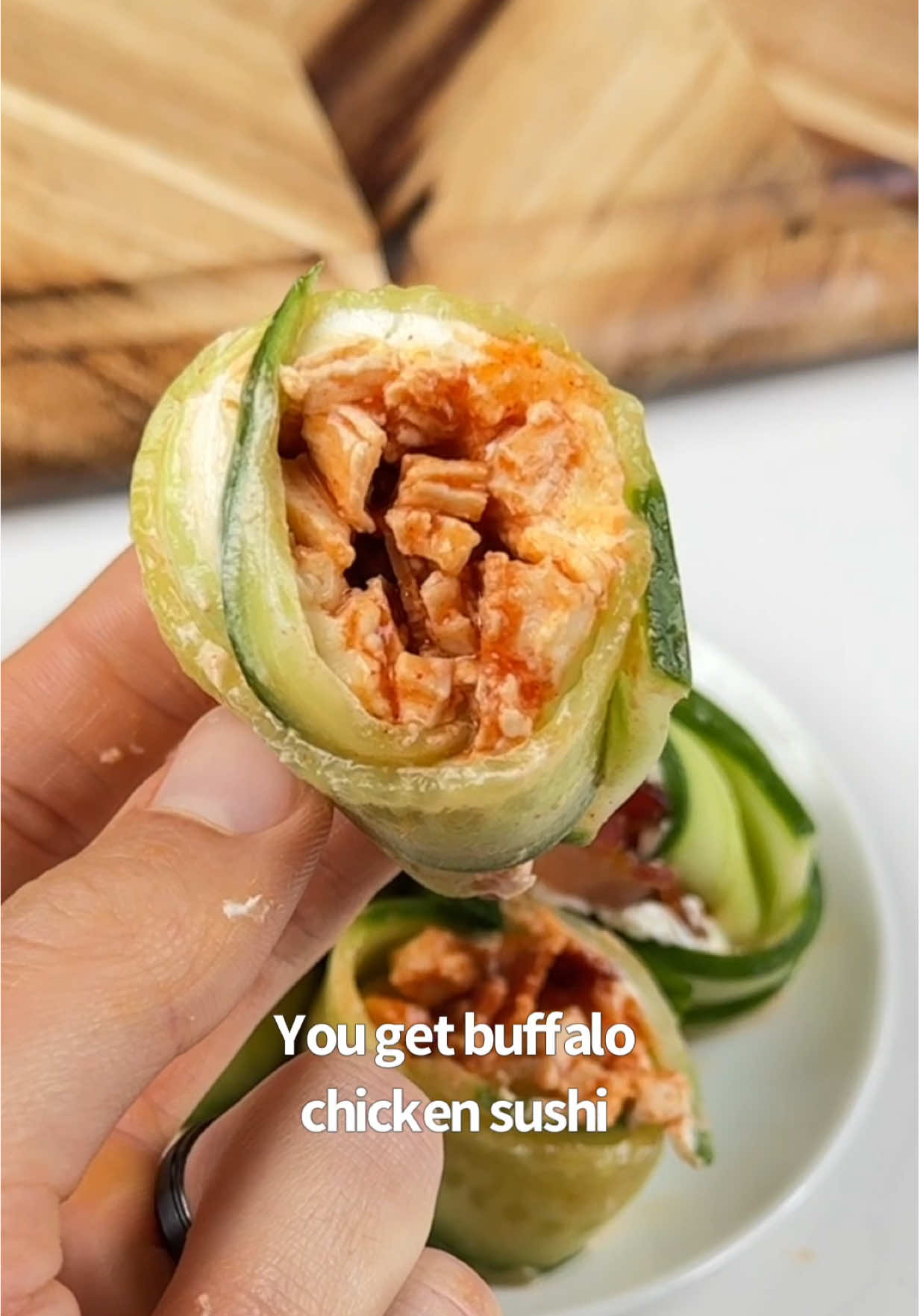 Say “YUM” if you would eat this Buffalo Chicken Sushi 🔥🐔🍣 How to make it: Peel a zucchini, salt and pat dry. Then lay out slightly overlapping. Add cream cheese, chopped chicken, bacon & buffalo sauce. Roll tightly, slice and enjoy!