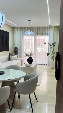 Bienvenue dans ce magnifique appartement alliant confort, élégance et modernité, idéalement situé en plein centre de Guéliz. Parfait pour un séjour à la fois pratique, relaxant et inoubliable.  OFFRE EXCEPTIONNELLE 140€ la nuit  📩 Réservation par WhatsApp +212 7 13 64 52 28 📍 Localisation idéale : 	•	À 2 minutes de M. Avenue 	•	À 5 minutes de la gare 	•	À 8 minutes de l’aéroport 	•	À 10 minutes de la célèbre place Jemaa el-Fna 🏠 Le logement L’appartement vous offre : 	•	3 chambres spacieuses, chacune équipée de Smart TV 	•	2 salles de bains modernes, dont une suite parentale 	•	2 terrasses privées avec vue magnifique sur la piscine 	•	Climatisation intégrale pour un confort optimal toute l’année 	•	Cuisine entièrement équipée : four, plaques de cuisson, réfrigérateur, cafetière, vaisselle complète, lave-linge 	•	Wi-Fi haut débit par fibre optique 	•	Smart TV avec Netflix, YouTube et plus encore 	•	Serrure connectée pour une arrivée autonome et sécurisée 	•	Équipements supplémentaires : coffre-fort, sèche-cheveux, liseuse, linge de lit et serviettes fournis 👶 Voyage avec bébé ? Un lit bébé et une chaise haute sont disponibles sur demande. ✨ Décoration élégante et soignée, ambiance moderne et chaleureuse. 🛎️ Services inclus 	•	Ménage quotidien 	•	Produits d’accueil fournis : shampoing, gel douche, papier toilette, etc. 🌴 Le tout dans une résidence sécurisée 24h/24 avec gardien et piscine privée réservée aux résidents.