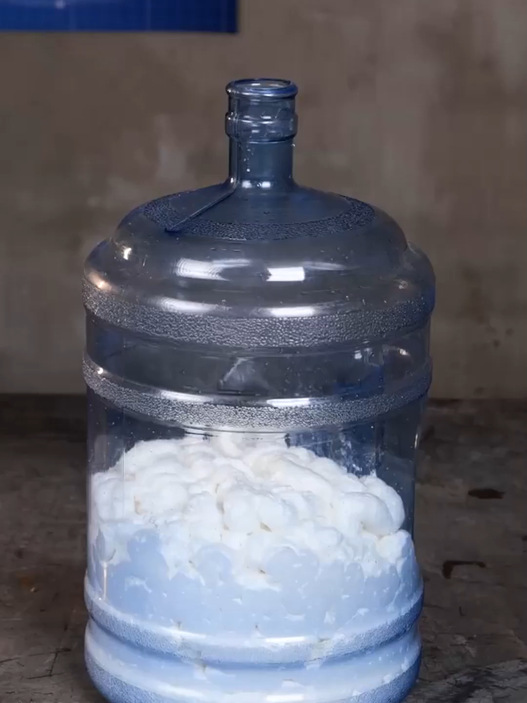 إعادة استخدام البراميل القديمة في بناء طائرة DIY! أحلام تتحقق! ✈️ #diy #repurpose #fyp #plane #plastic