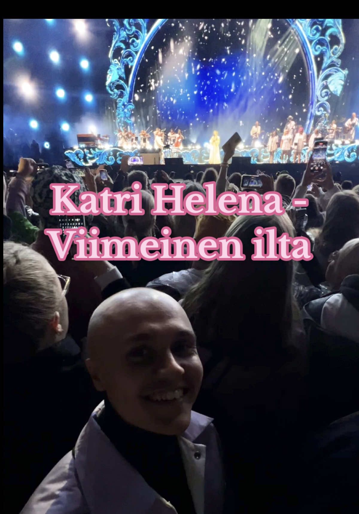 Lapsena katsoin tv:stä taltiointeja 90-luvun konserteista, joissa muun muassa Katri Helena pisti parastaan livebändin säestämänä. Näillä tv-konserteilla ja niiden välittämällä kuplivalla tunnelmalla on ollut suuri vaikutus siihen, että nykyään esiinnyn työkseni. Eilen sain kokea lapsuuteni hetkiä uudestaan ja vielä ihan livenä – tuntui, kuin olisin hypännyt tv-ruudun läpi sinne 90-luvulle. Sukupolvirajojen ylittymistä, pilkettä silmäkulmassa ja rauhaa, joita kokee nykypäivänä harvemmin. En osannut odottaa eiliseltä niin intiimiä tunnelmaa, olimmehan Olympiastadionilla. Onneksi pääsin seuraamaan tätä niin läheltä. Elämäni eka stadionkeikka, ja vieläpä Katri Helenan!  Kippis Katrille! 🩷 #katrihelena #viimeinenilta 