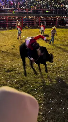 UNA MONTA DRAMATICA lo lamentable del jaripro ranchero #jaripeo_ranchero #jaripeo #rodeo #jinetes #jaripeobaile🇲🇽🐂❤️🐎 