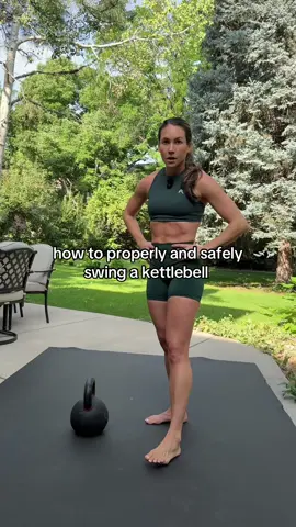For more coaching and workouts, head to the 🔗 in my bīo Let me teach you how to use kettlebells to get strong, lean, and athletic 💪🏻 #kettlebellworkout #fitmom #athomeworkouts #kettlebell #fatloss 