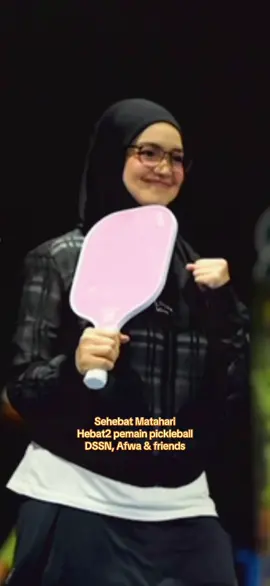 Pickleball for life DSSN, Afwa & friends serlahkan gaya tersendiri bermain penuh semangat, SEHEBAT MATAHARI🫶 Pics credit IG post CTDK song credit @AubreySuwito @Rozisangdewi @Siti Nurhaliza @SN LEGACY SDN BHD  @Epie Temerloh @Nik MiEy @cteafairuz SEHEBAT MATAHARI - Antara lagu kegemaran dalam album SITISM semenjak detik pertama album ini dikeluarkan dulu. Pertama, sebab ianya penuh inspirasi, memotivasi selain menghiburkan. Vokal merdu merdayu-dayu dan yang paling rare TERAPUNG-APUNG menusuk ke kalbu. Ciptaan sepenuhnya pengkarya Malaysia iaitu Aubrey Suwito sebagai komposer, Rozi Sangdewi sebagai penulis lirik didendangkan penuh sayu, syahdu, gemersik dan menyuntik sepenuhnya semangat dalam diri yang mendengar. Sebak dan bersemangat! Dua dan pelbagai rasa lain menyatu jiwa, rasa dan makna tatkala menghayati bait lirik dan melodi cukup hebat malar segar masterpiece ini. NO WONDER sampai tercalon Top 5 Vokal Terbaik AIM24 baru-baru ini. DSSN sendiri yang ingin mencalonkan lagu ini untuk kategori ini kerana beliau yakin vokalnya dalam lagu inilah yang terbaik untuk album SITISM. Ternyata benar rezeki tertulis masuk ke Top 5. Mungkinkah menang nanti? Jom kita terus streaming, dengarkan, hayatilah lagu penuh rasa, penuh makna, TERSANGAT SEDAP ini sehingga malam kemuncak nanti pada Sabtu, 13 September 2025 di @RTM Malaysia Official bersiaran langsung dari Arena of Stars, Genting. Moga ada rezeki kemenangan buat DSSN & team yang telah bekerja keras menghasilkan yang terbaik untuk album SITISM - satu karya masterpiece dalam karier DSSN. SEHEBAT MATAHARI. Antara lirik paling terkesan di hati & jiwa apabila mendengar melodinya yang tepat mengusik diri, mengajak diri merefleksi, merenung sejenak, di mana kekuatan tersembunyi dalam diri lalu dengan rakus menolak diri bangun berdiri tegak sambil memacu wawasan menerusi pandangan tajam ke dalam langkah dan masa depan, meniup satu semangat untuk terus jalan ke depan, lebih kuat, lebih bersemangat. Biarpun telah jatuh tersungkur ditimpa tangga. Ternyata, ujian mengajar, untuk tidak menyerah dengan mudah. Ujian sebahagian daripada hidup, ada manisnya. Tanpa ujian, pudarnya lenyaplah cahaya bak matahari tiada muncul lagi. Sungguh, ujian berhikmah, membangun diri, mematangkan & menyampaikan suatu semangat baru. Agar diri kan terus berlari mengejar cita-cita, impian, membawa diri ke tangga teratas, menjadi lebih baik daripada sebelumnya, menjadi SEHEBAT MATAHARI. Karya agung bermuzik unik kekal malar segar yang akan terus menginspirasi, memotivasi pendengar dipenuhi bait lirik penuh semangat, tergabung indah penuh rasa dan makna mendalam untuk selalu dihayati… “Ujian hidup datangnya menduga Pasti ku redha tabah menerima Seperti pantai luas Teguh kukuh menahan gelombang Mengalah tidak, tak jua menyerah Inilah takdir, hebatnya terzahir Bisik pujangga, jadilah bak matahari Bersinar meski sendiri.”🫰🏻 #pickleballsitinurhalizamuhammadafwa #sehebatmataharisitinurhaliza #masterpiecesitismsitinurhaliza #vokalwanitaterbaikaim24 #fyp 