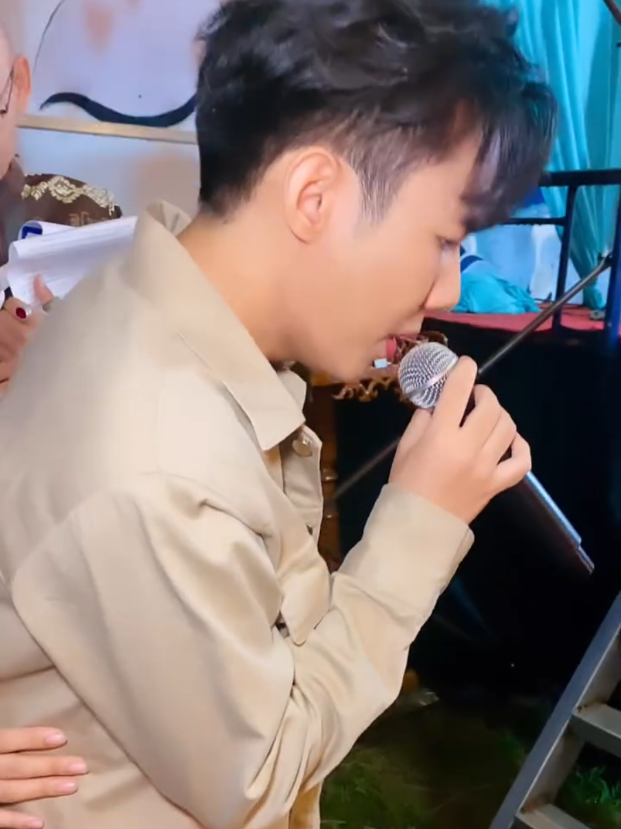 โอม….จะเป่าคาถา   Cr.เพจ Witsanu Khotcharat🙏 #ลีโอเองนะครับ #ลีโออธิป #ลีโอไมค์หมดหนี้ #ตลาดอำเภอด้งสุโขทัย #ลูกทุ่งเพลงเพราะ 